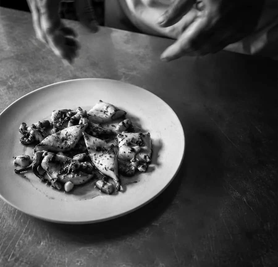 Plato servido en la mesa de un bar