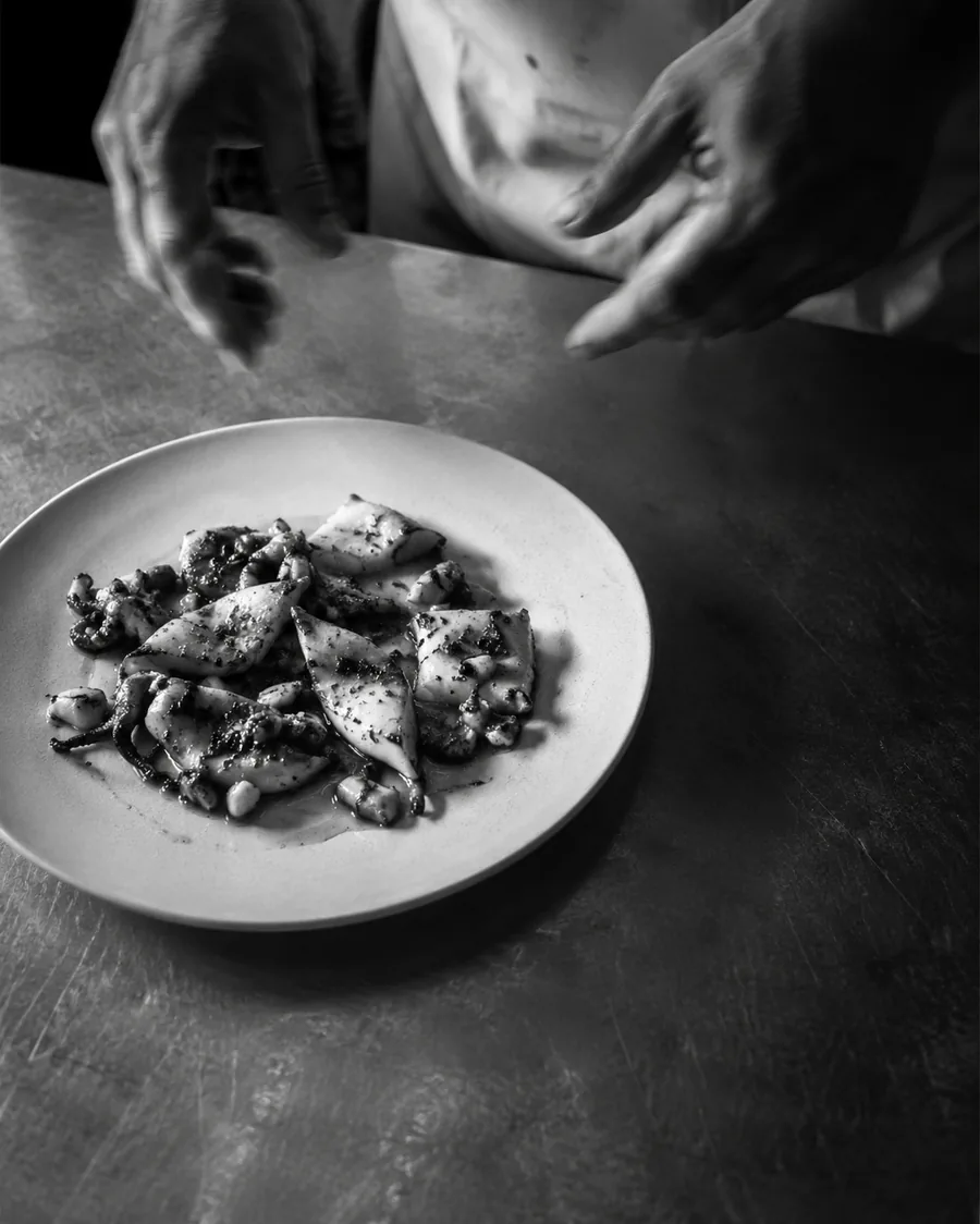 Plato servido en la mesa de un bar